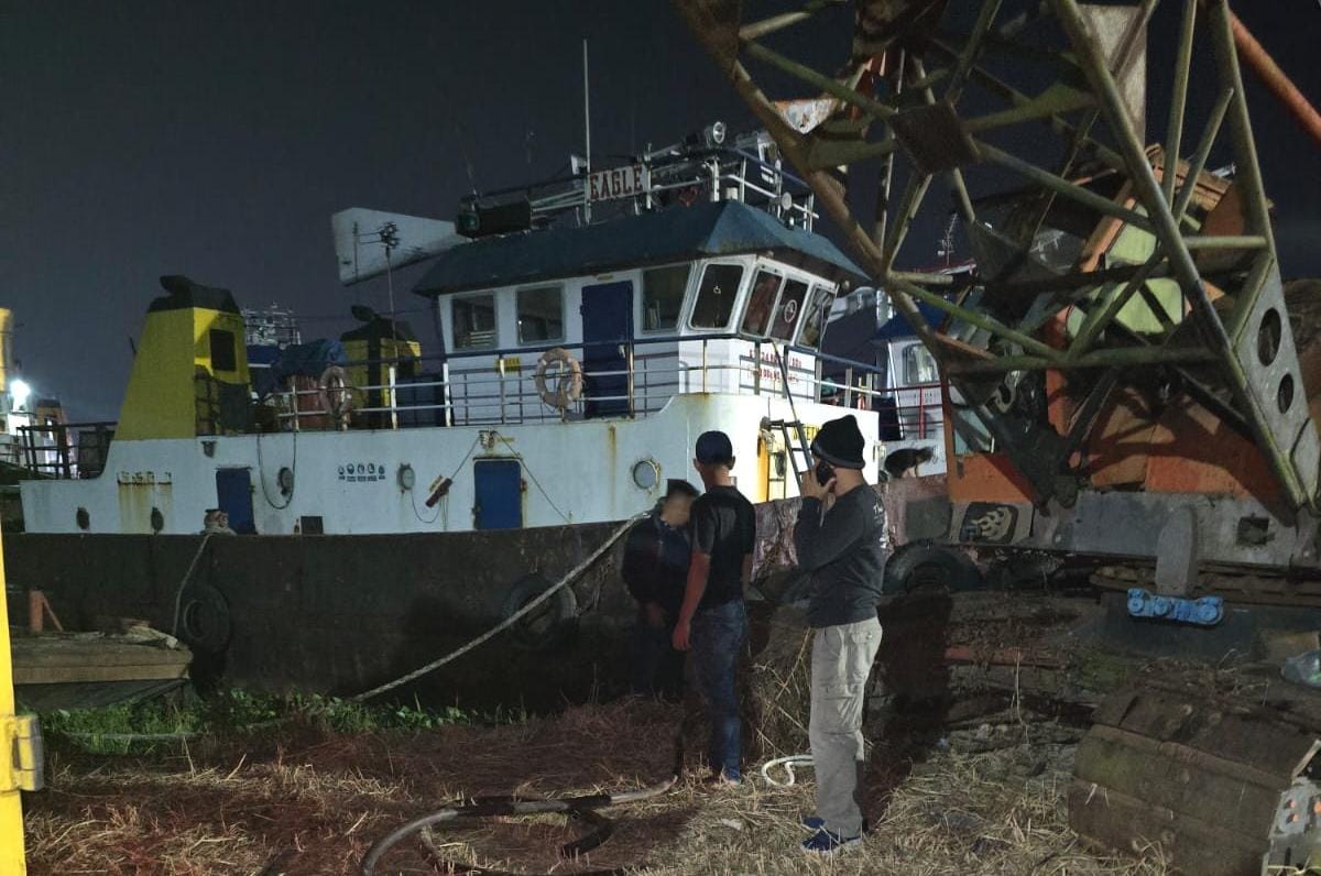Ditpolairud Polda Sumsel Gagalkan Penyelundupan 21 Ton Solar Ilegal di Palembang, 5 Tersangka dan 3 Tugboat Diamankan