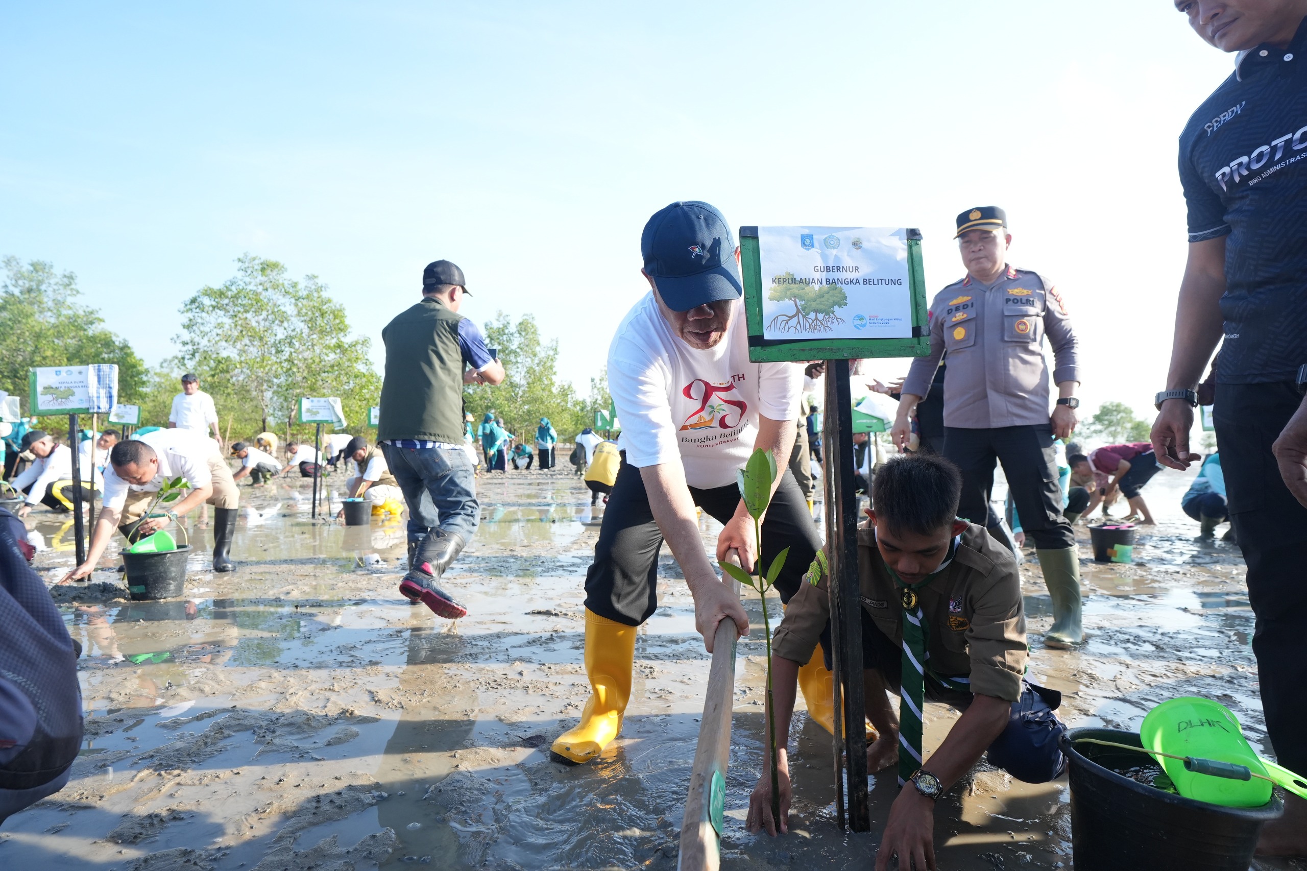Peringati Dua Momen Sekaligus, Pemprov Bangka Belitung Tanam Mangrove di Bangka Tengah untuk Jaga 66.841 Hektare Ekosistem Pesisir