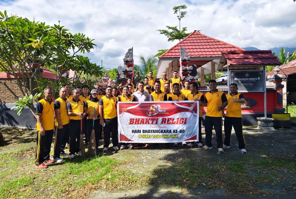 Sambut Hari Bhayangkara ke-80, Polres Tojo Una-Uuna Bersihkan Masjid, Gereja, dan Pura Secara Serentak