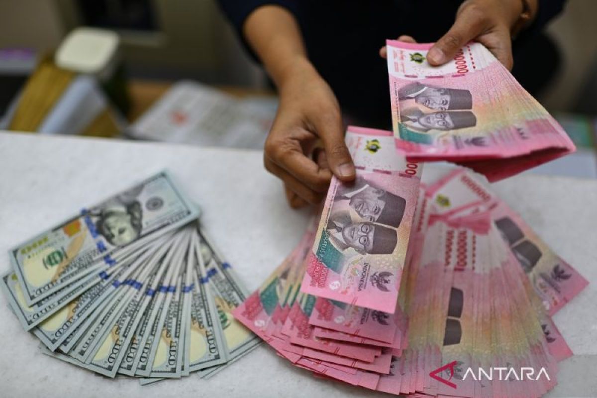 Rupiah Melemah 39 Poin ke Rp17.843 per Dolar AS, Trump Ancam Aksi Militer di Lebanon