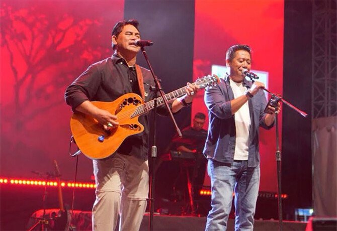 Bupati Barito Utara Shalahuddin Nyanyi Sambil Petik Gitar di Parade Band Rock Classic, Ribuan Warga Padati Eks Bandara Beringin