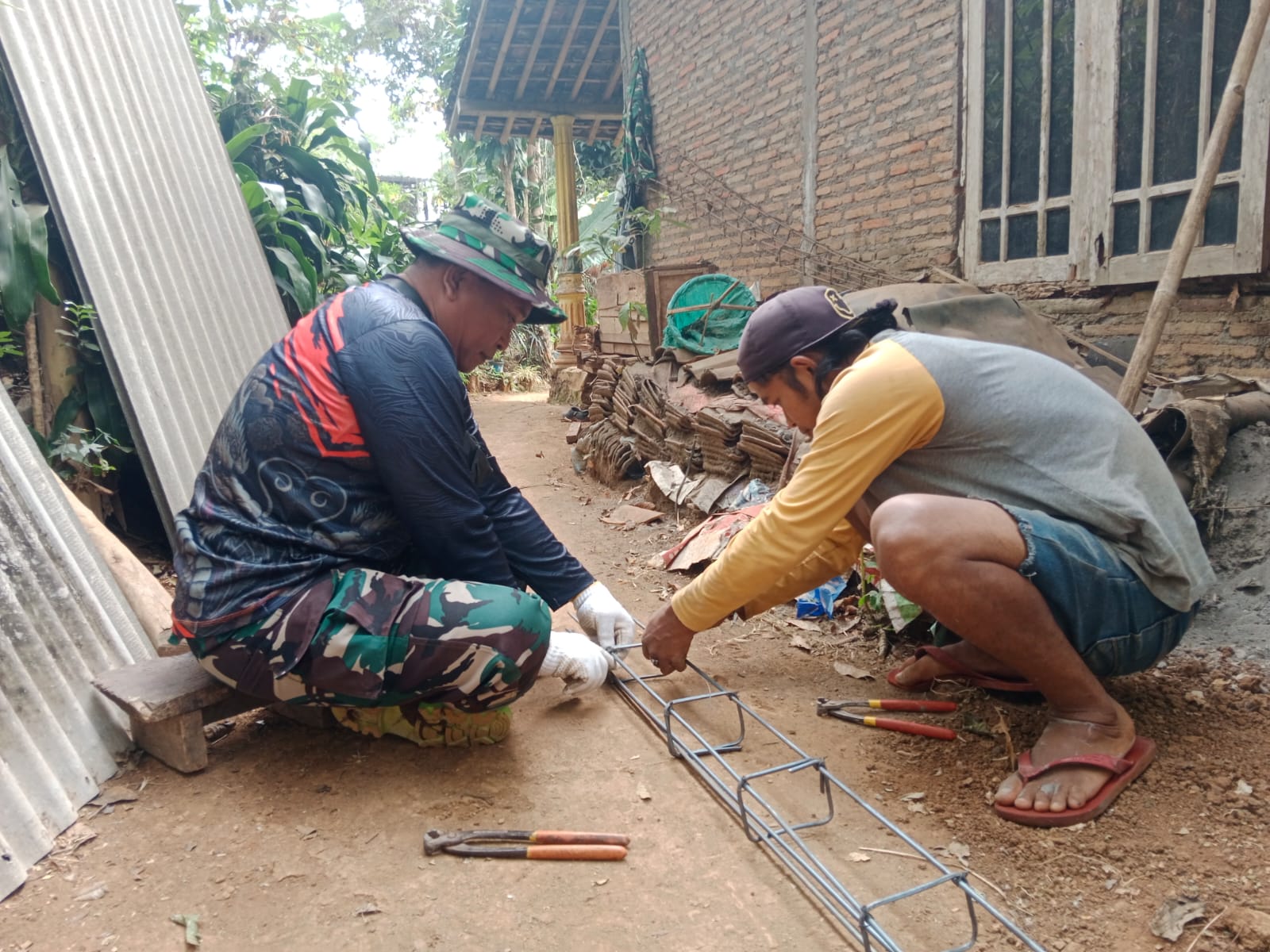 Gotong Royong TNI dan Warga di Kabupaten Semarang Percepat Pengecoran Kolom RTLH Program TMMD ke-129