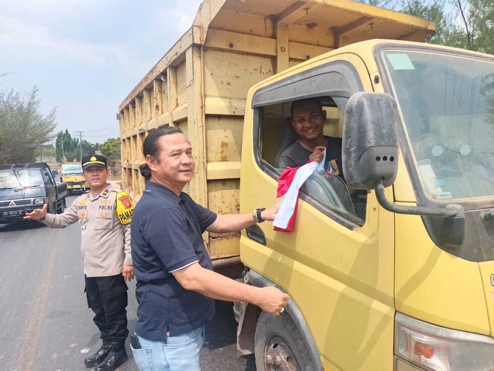Polres Ogan Ilir Pasang Bendera Merah Putih ke Kendaraan Pemudik dan Warga Jelang HUT ke-81 RI, Puluhan Personel Dikerahkan