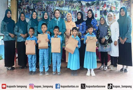 Plt Bunda PAUD Lampung Tengah Salurkan 158 Paket Buku Gambar dan Crayon ke TK Pertiwi Bandar Jaya