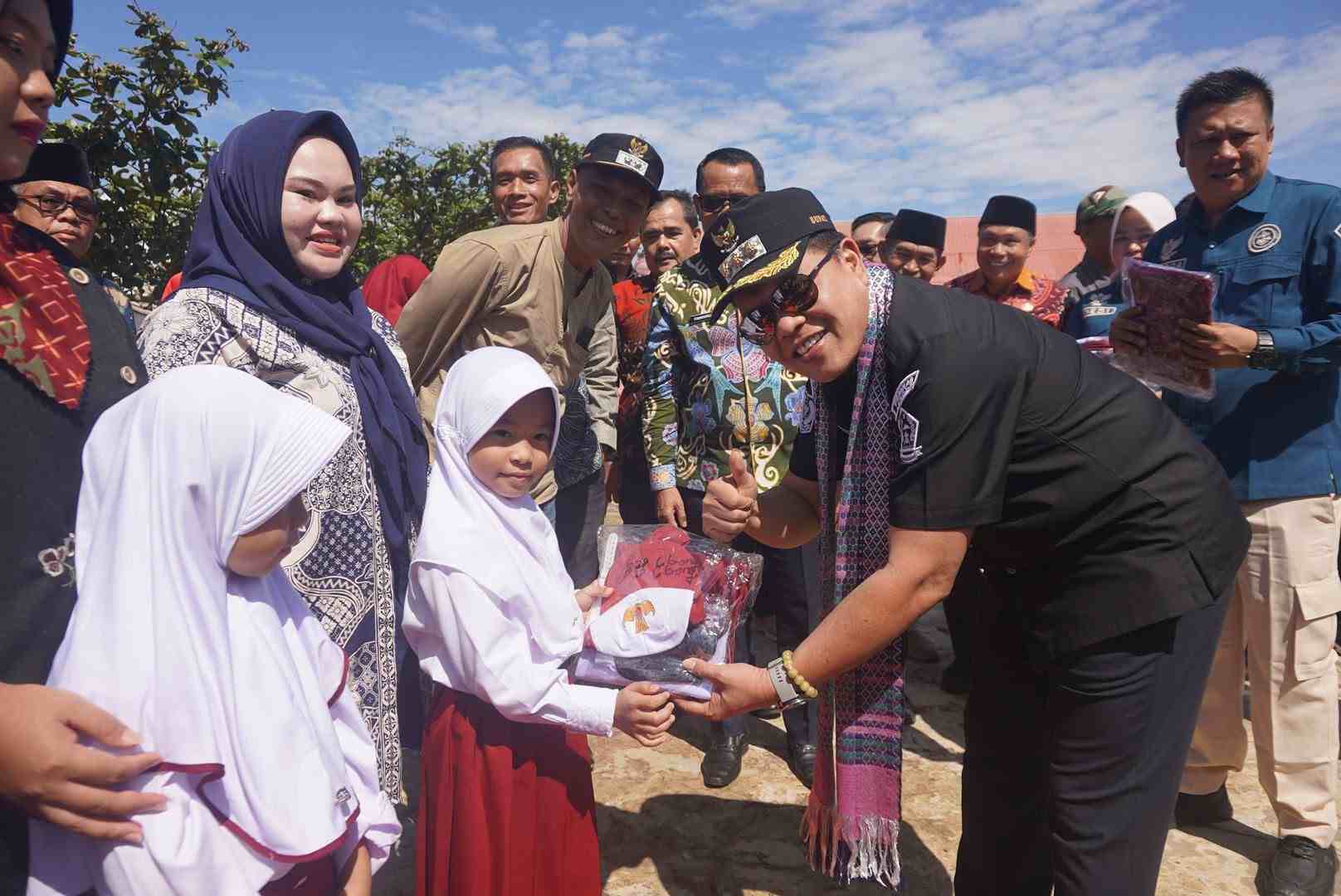 Bupati Lebong Bagikan Seragam Gratis ke 2 Kecamatan untuk Siswa Baru SD dan SMP Tahun Ajaran 2026/2027