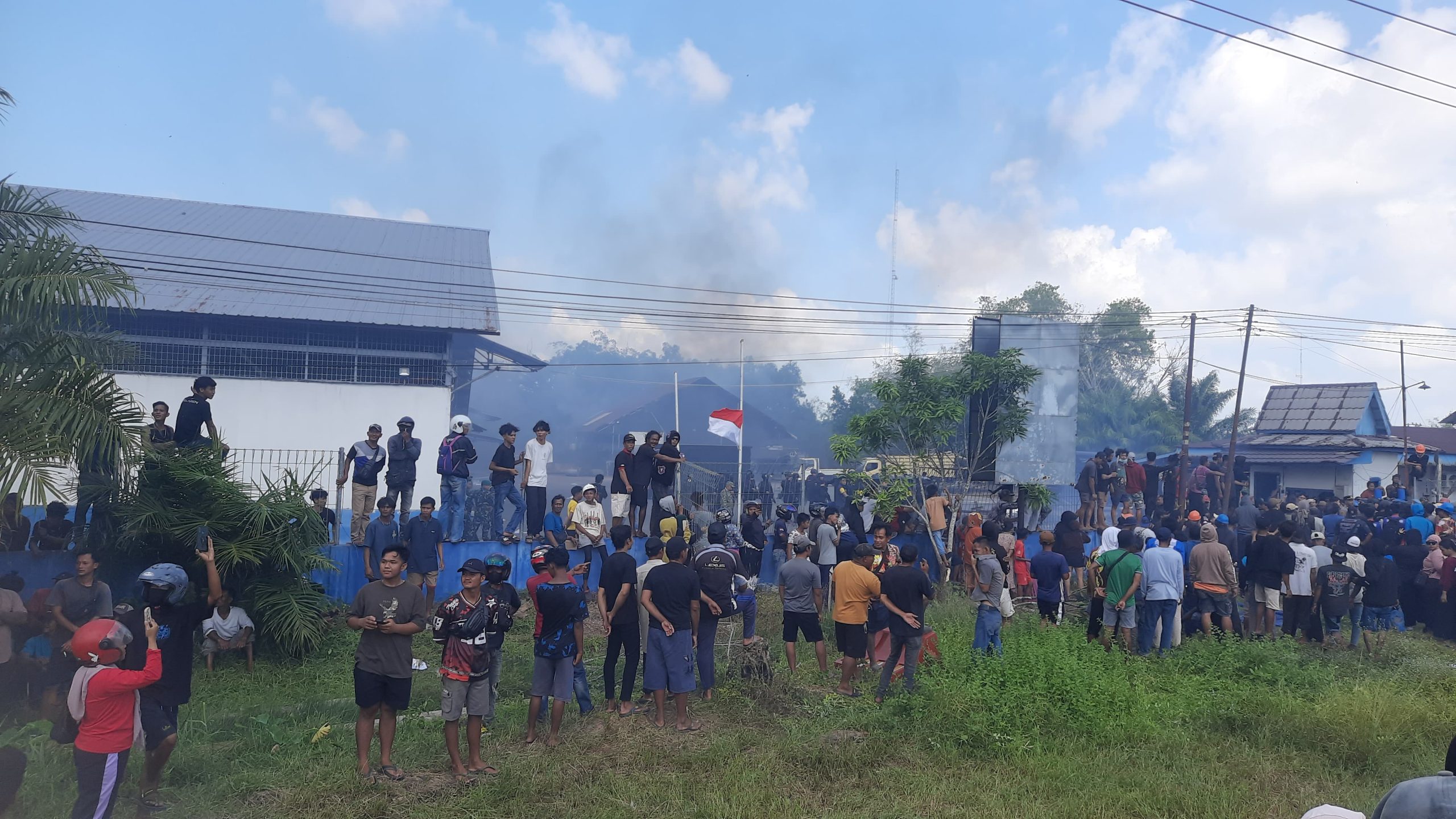 Massa Geruduk Gudang PT Timah di Belitung Timur, Ban Dibakar dan Batu Dilemparkan ke Area Penyimpanan