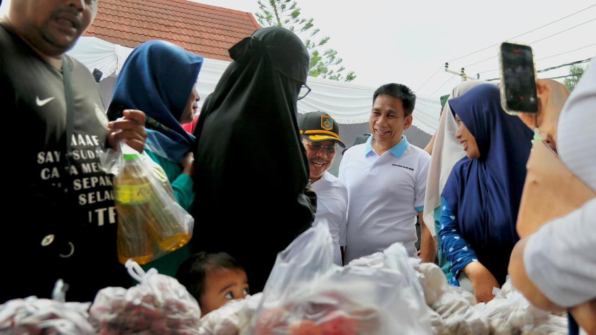 Wamendagri Akhmad Wiyagus Resmikan Gerakan Pangan Murah di Lombok Barat, Warga Antre Beli Sembako Murah