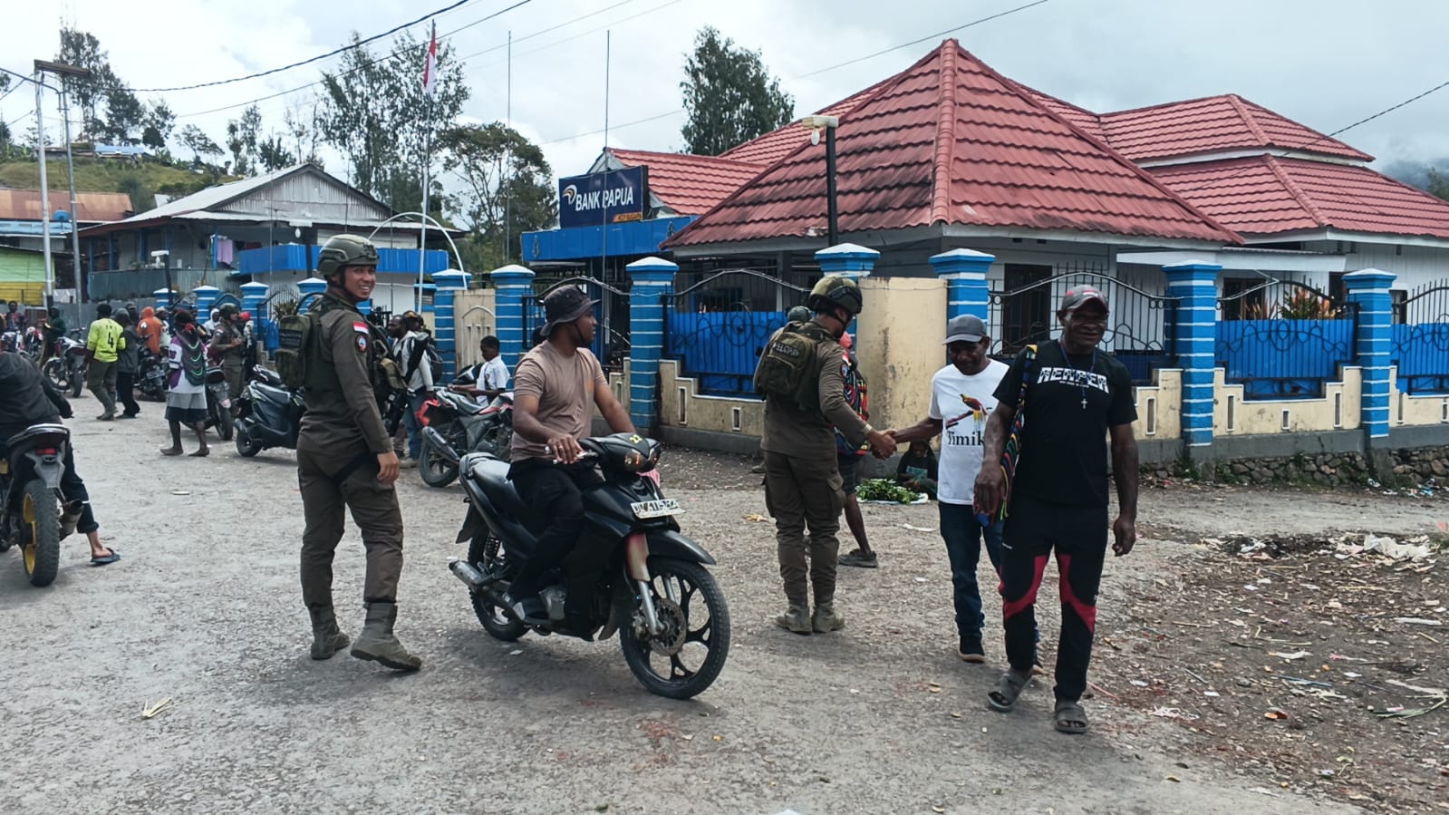 Patroli Gabungan Ops Damai Cartenz 2026 di Sugapa Intan Jaya Fokus ke Bandara, Pasar, dan Bank Papua