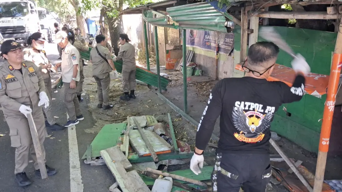 Satpol PP Minut Tertibkan 12 Bangunan Liar di Bahu Jalan Manado-Bitung, Kawasan Kolongan Tetempangan