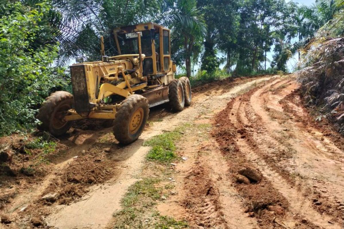 Pemkab Pasaman Barat Mulai Perbaiki Jalan Rura Patontang, Ibu Hamil Dulu Terpaksa Ditandu Akses Layanan Kesehatan