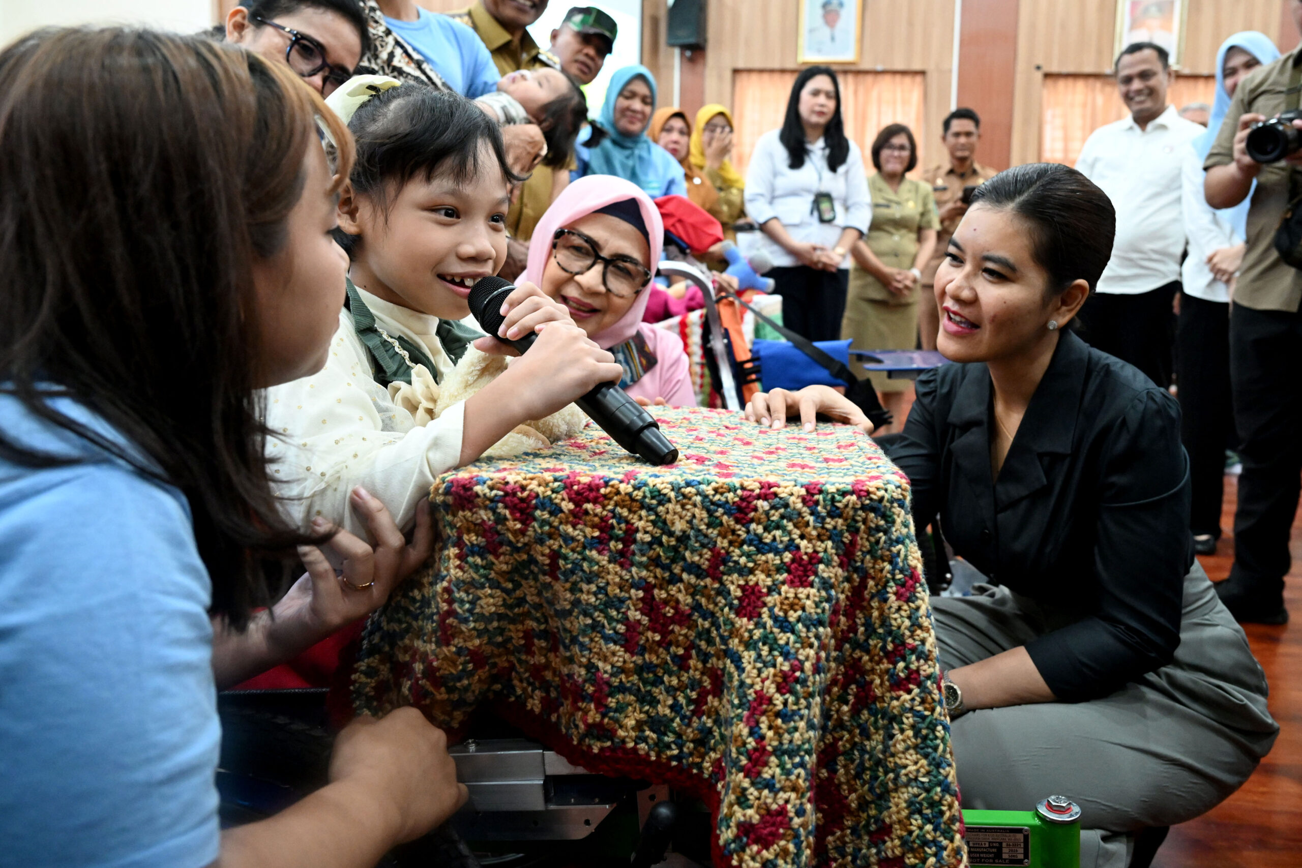 Kahiyang Ayu Salurkan 62 Kursi Roda Adaptif untuk Anak Cerebral Palsy di Simalungun, Ajak Orang Tua Tak Malu