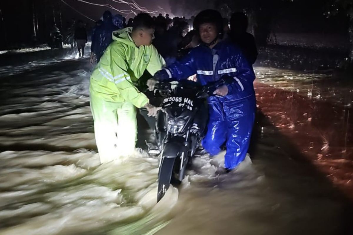 Banjir di Simalungun Lumpuhkan Lalu Lintas, Empat Motor Terseret Arus dan Ratusan Rumah Terendam