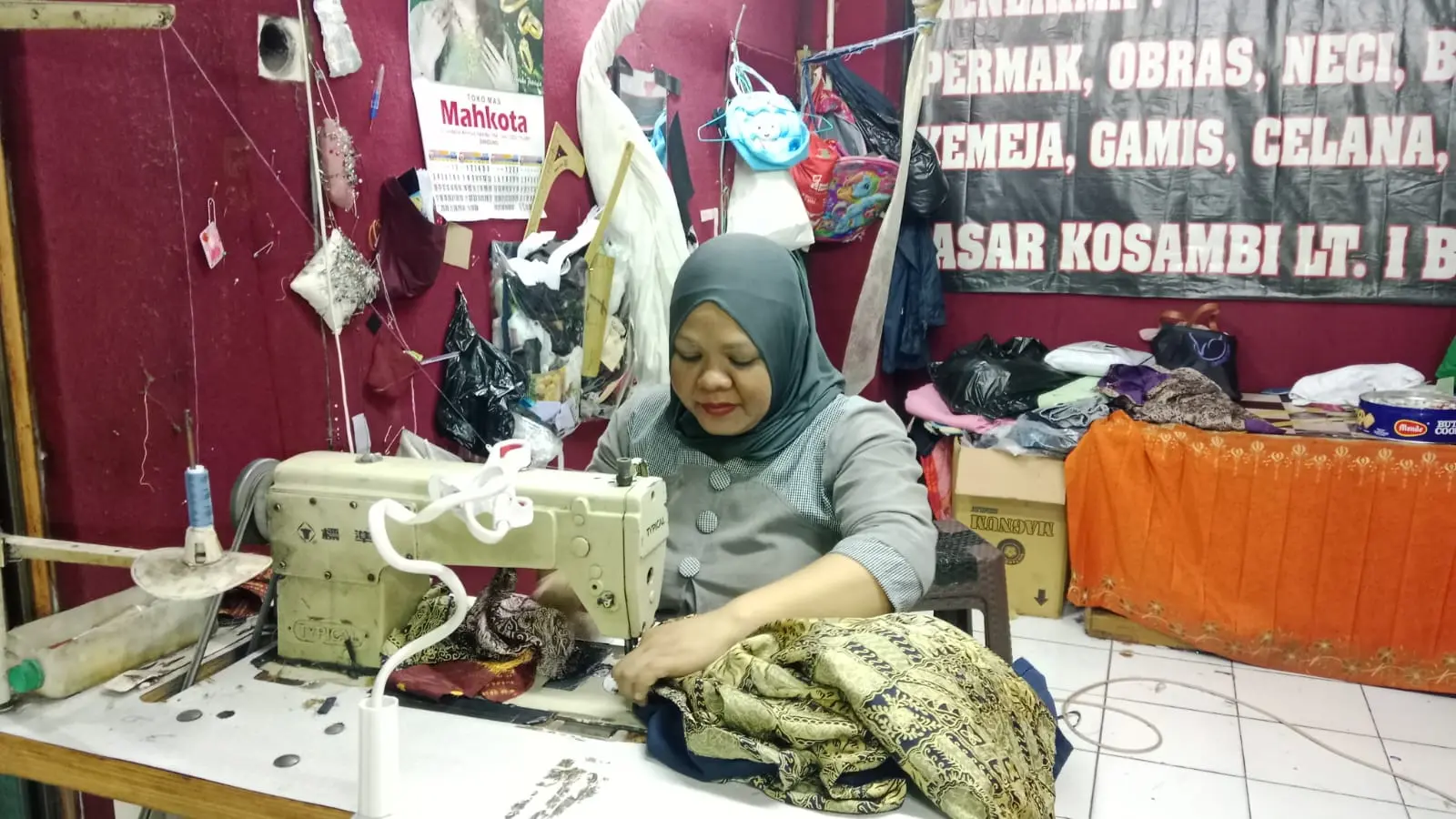 Penjahit Permak di Pasar Kosambi Bandung Keluhkan Kenaikan Harga Benang Imbas Rupiah Melemah ke Rp18.000