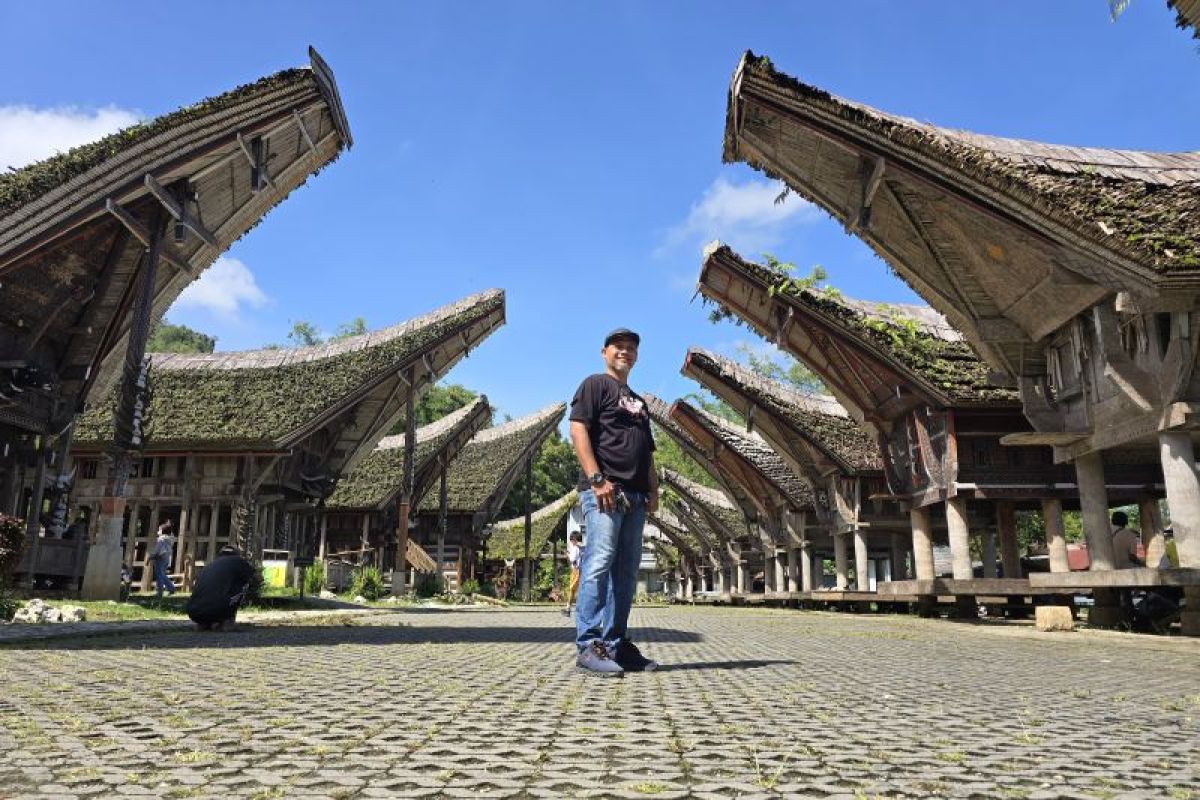 Wagub Sulsel Fatmawati Rusdi dan Bupati Toraja Utara Gowes Vespa Susuri Rute Wisata Kete Kesu