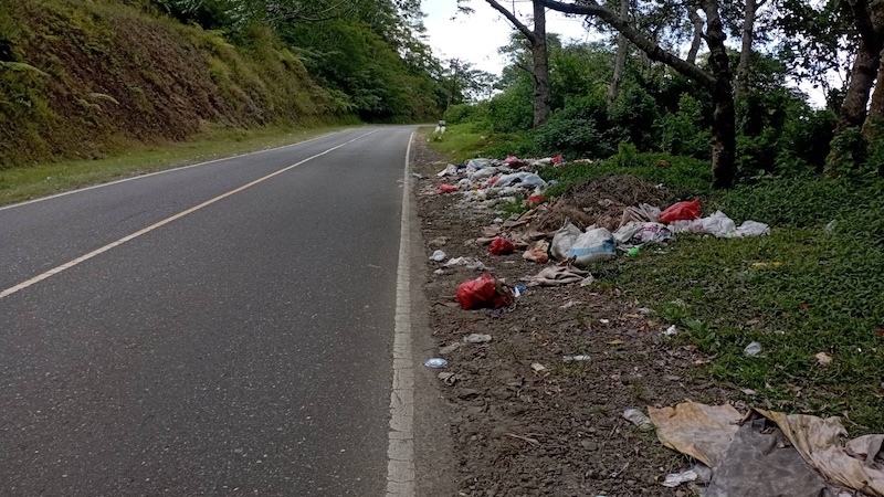 Sampah Menumpuk di Pinggir Jalan Trans Flores Manggarai, Kadis LH Janji Tindak Lanjut “Kalau Ada Waktu”