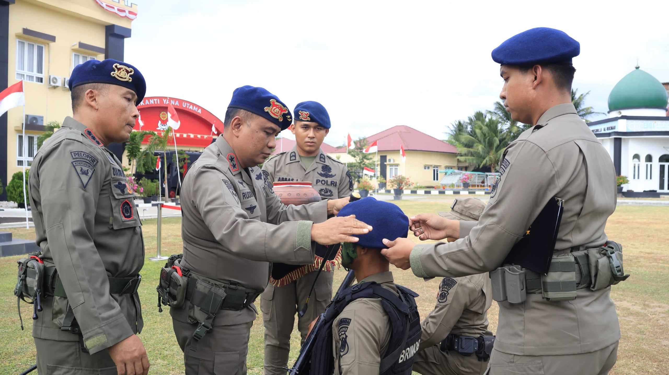 Kapolda Aceh Tutup Pembinaan Tradisi dan Pembaretan 65 Bintara Remaja Satbrimob, Orang Tua Hadir Langsung