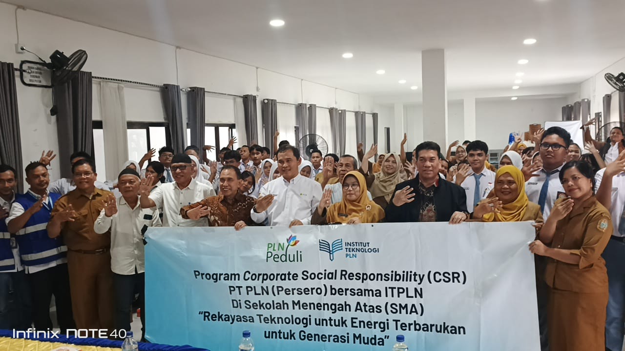 PLN Edukasi Energi Hijau ke Pelajar SMAN 4 Medan, Sertakan Bantuan PLTS 300 Watt untuk Laboratorium Fisika