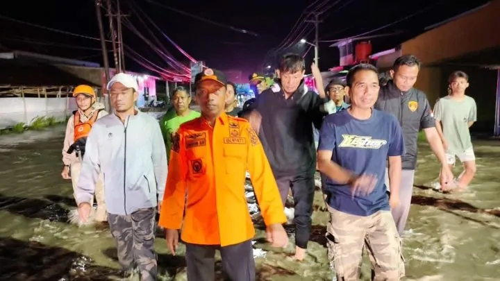 Baru Turun dari Pesawat Jakarta, Bupati Sidrap Langsung Terjang Banjir Amparita demi Pastikan Warga Aman