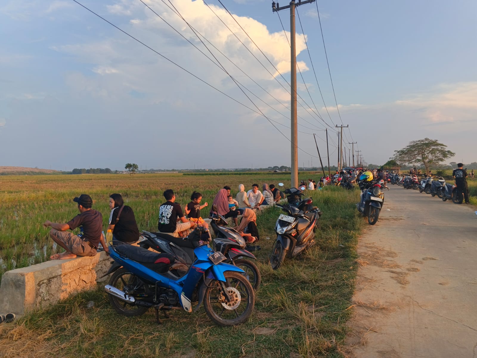 Kawasan Irigasi Ciselang di Karawang Ramai Setiap Sore, Warga Manfaatkan Jadi Tempat Nongkrong Gratis