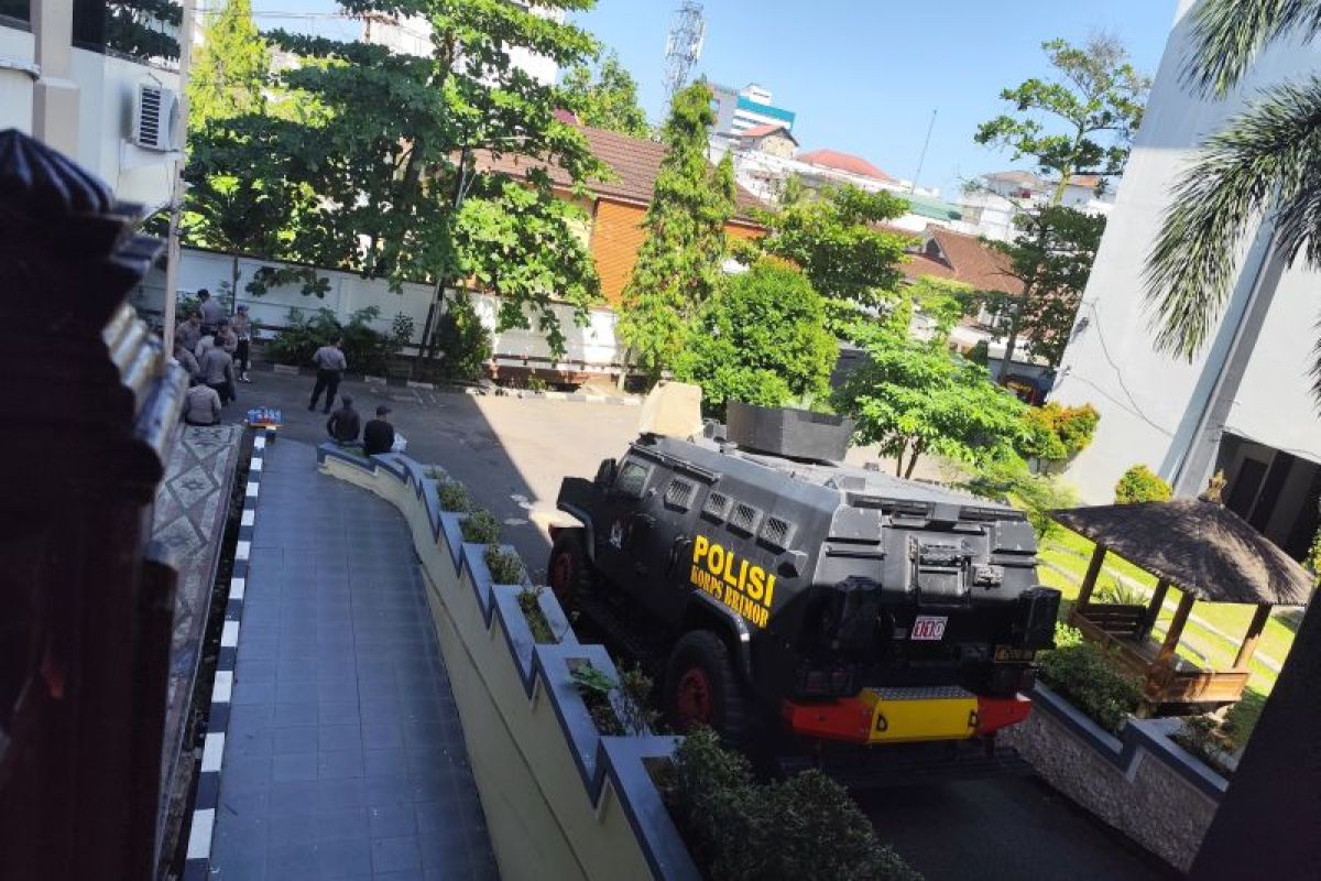 Massa BEM Se-Kalsel Kembali Kepung Gedung DPRD Banjarmasin, Polisi Amankan 