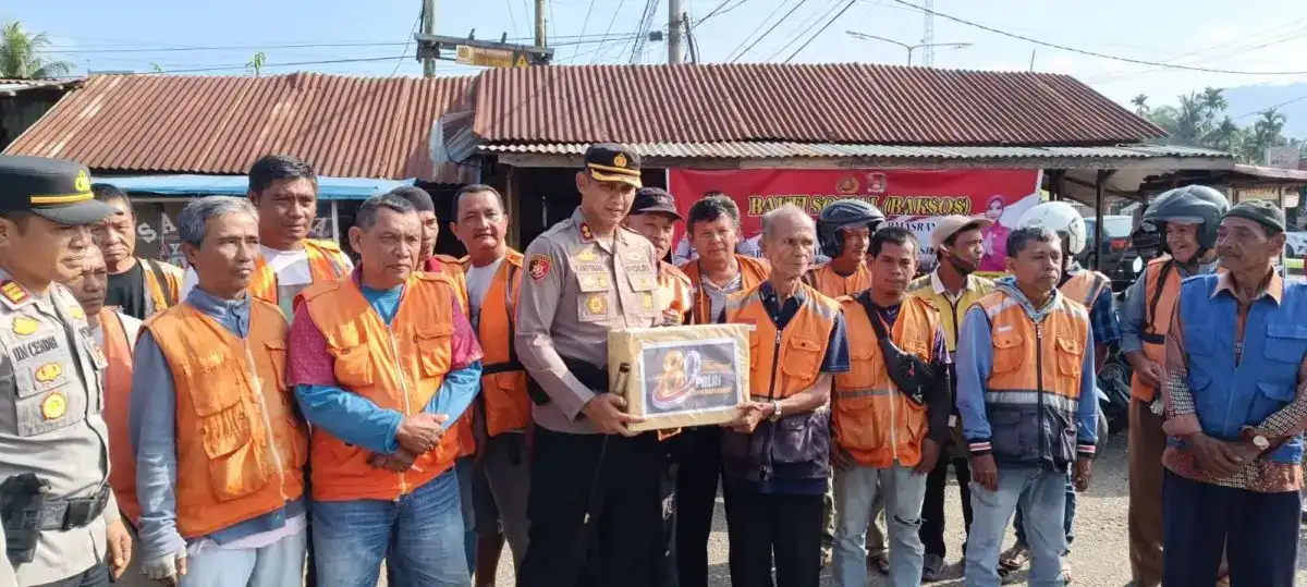 Polres Dharmasraya Salurkan Paket Sembako ke Komunitas Ojek Pulau Punjung, Bentuk Kepedulian Hari Bhayangkara ke-80