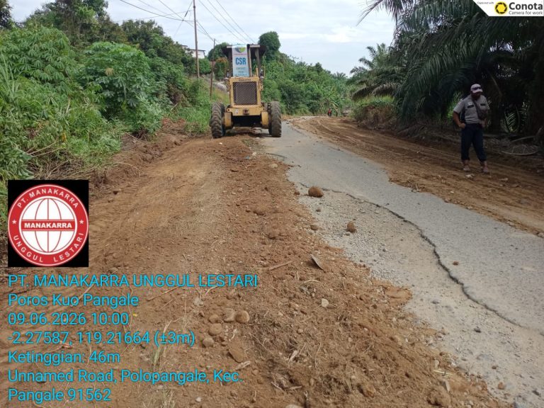 Perusahaan Sawit di Mamuju Kucurkan CSR Perbaiki Jalan Rusak Kuo-Pangale, Sopir Truk Bernapas Lega