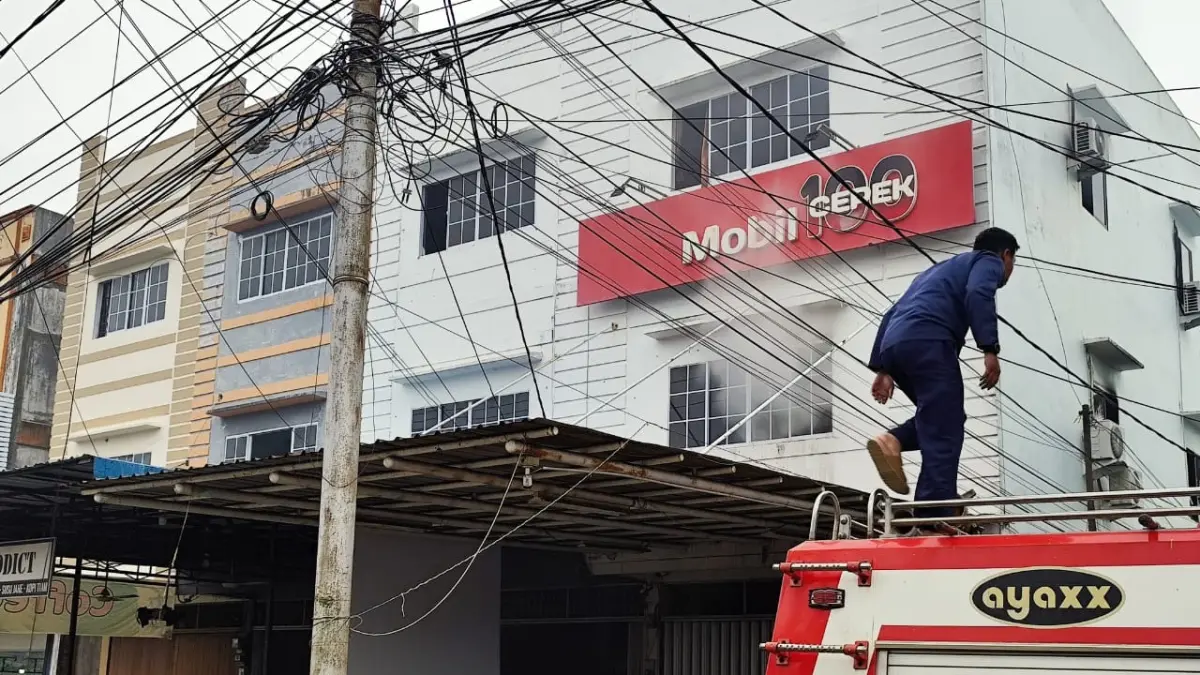 Ruko Kos-kosan Tiga Lantai di Tanjungpinang Terbakar, Dua Kamar Ludes dan Satu Penghuni Selamat Lewat Jendela