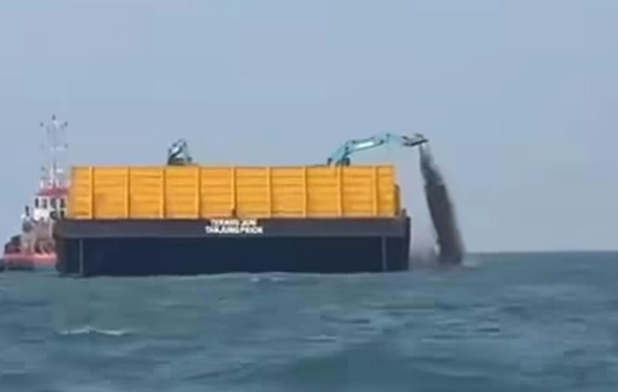 Video Tongkang Buang Material di Perairan Bojonegara Viral, Nelayan Serang Keluhkan Ekosistem Rusak