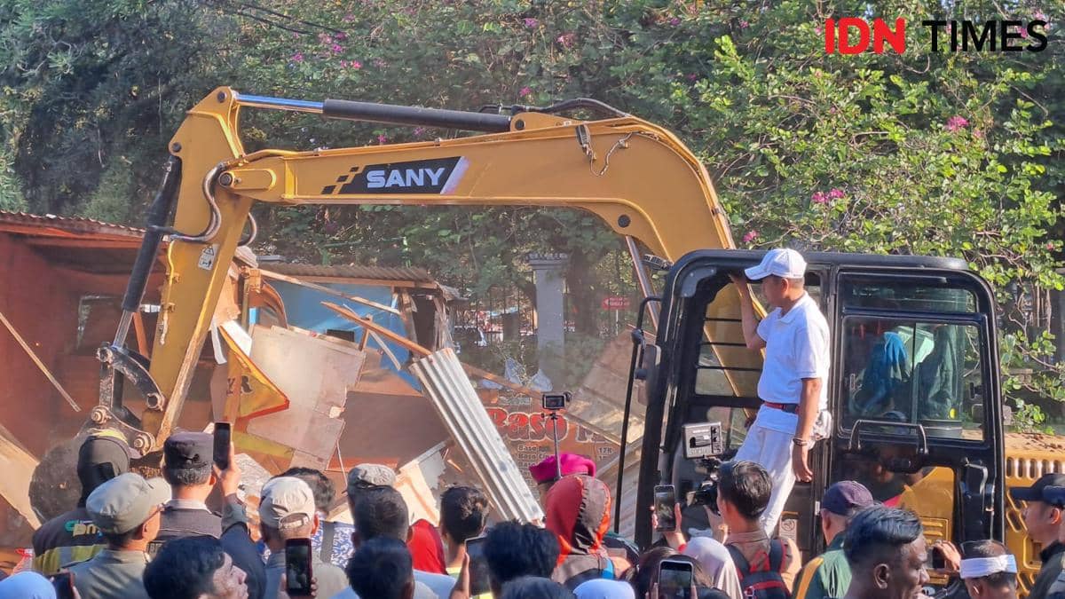 Gubernur Jabar Dedi Mulyadi Blusukan ke TPS Ciwastra, Target Tumpukan 113 Ton Sampah di Bandung Raya Selesai Tiga Hari