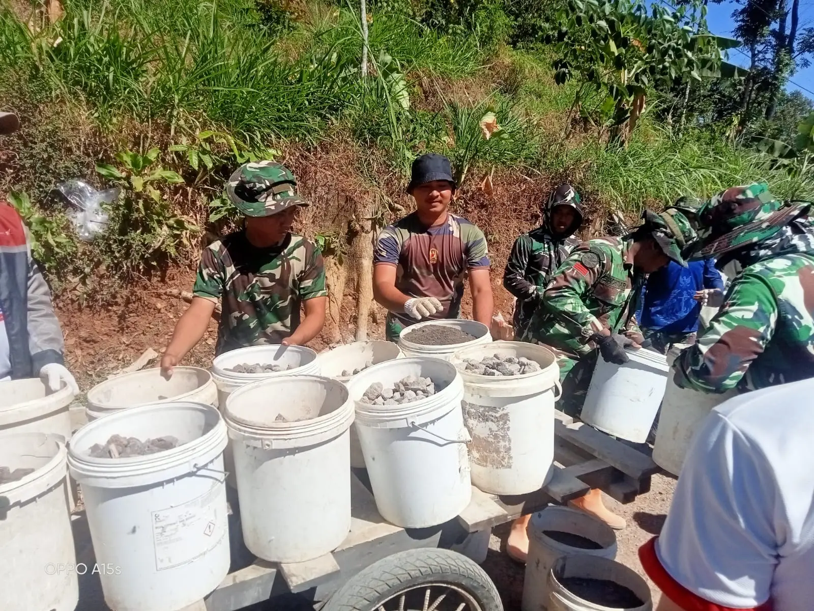 Estafet Ember Material Bangunan: Gotong Royong Warga Desa Cukil, Sumsel, Bangun Jalan Desa