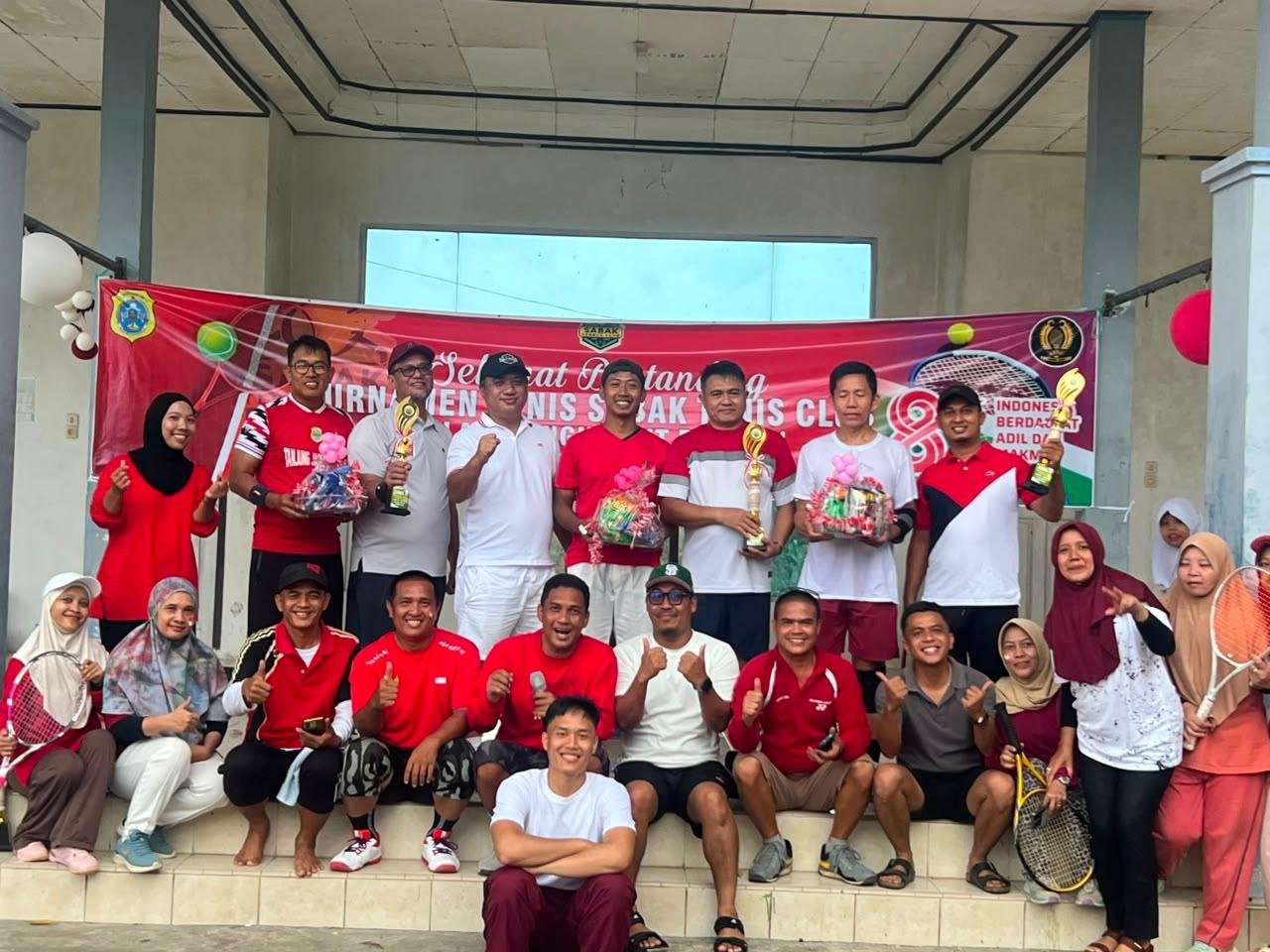 12 Pasangan Berlaga di Turnamen Tenis Sabak Tenis Club Tanjab Timur, Kepala Kejari Ikut Bertanding