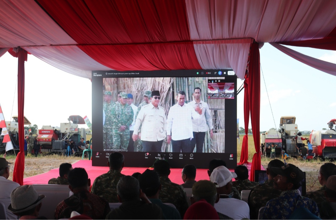 Pangdam II/Sriwijaya dan Gubernur Sumsel Ikuti Panen Raya Serentak Bersama Presiden Prabowo di Desa Jukdadak OKI