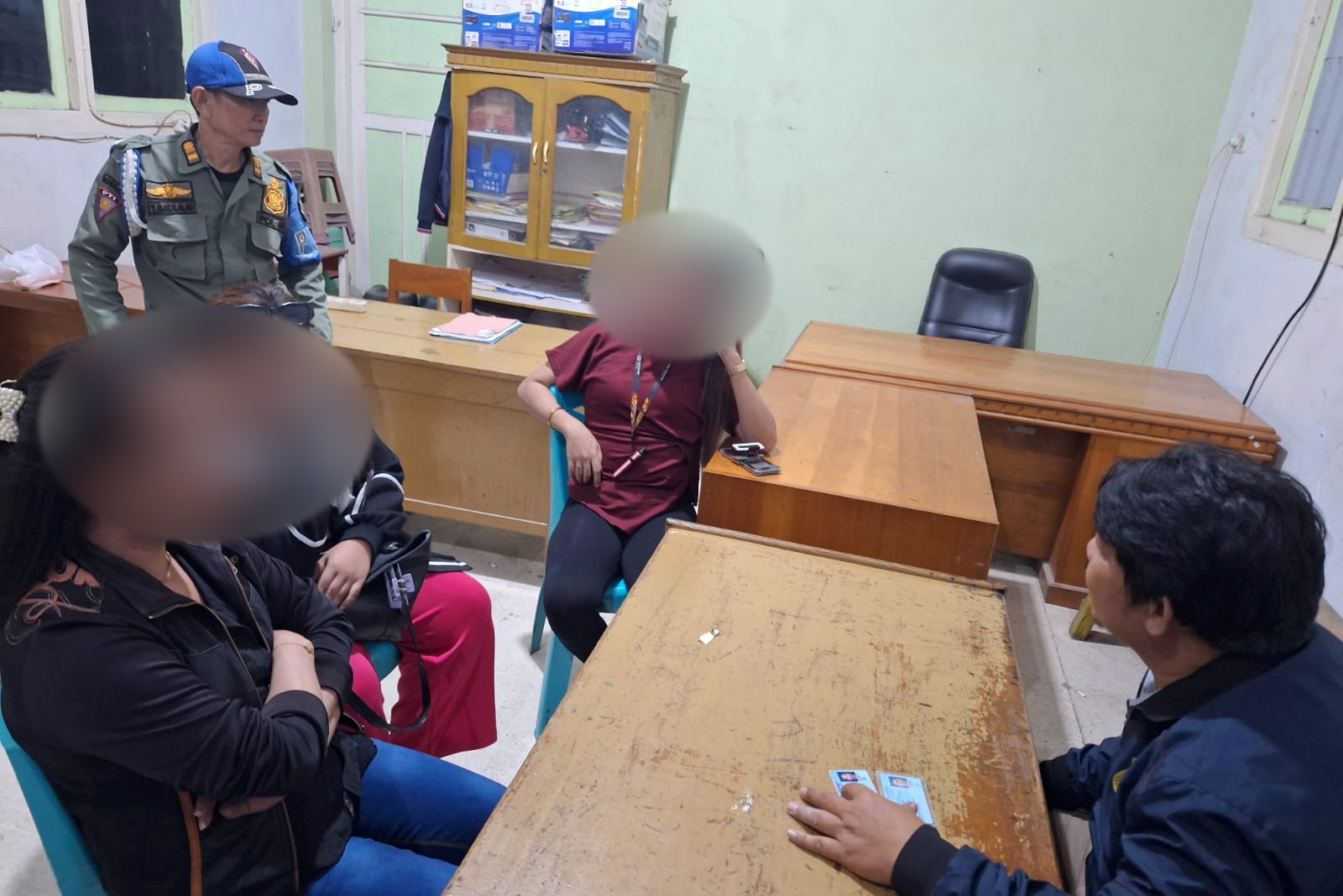 Razia Pekat di Kota Gorontalo: 3 Waria Dibina, 60 Botol Miras Cap Tikus dan Bir Diamankan