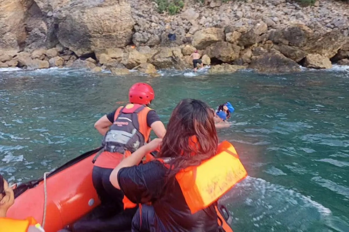 Perahu Wisata Terbalik di Ujung Pancu Aceh Besar, Delapan Penumpang Termasuk Dua Anak Dievakuasi Selamat