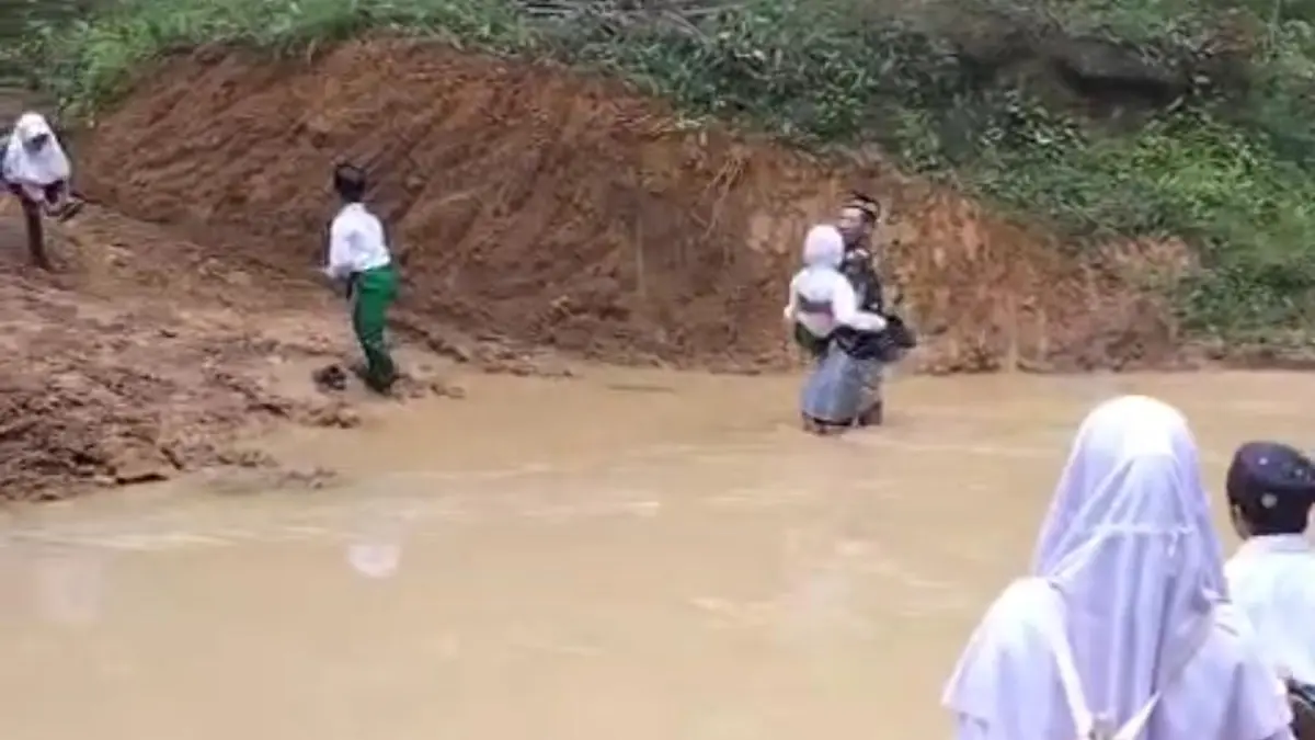 Jembatan Ambruk di Sebatik Tengah, Puluhan Orang Tua Gendong Anak Seberangi Sungai Demi Ikut Ujian Sekolah