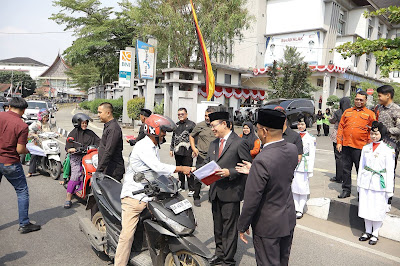 Semarak HUT ke-81 RI, Pemkot Payakumbuh Bagikan Ratusan Bendera Merah Putih ke Pengguna Jalan