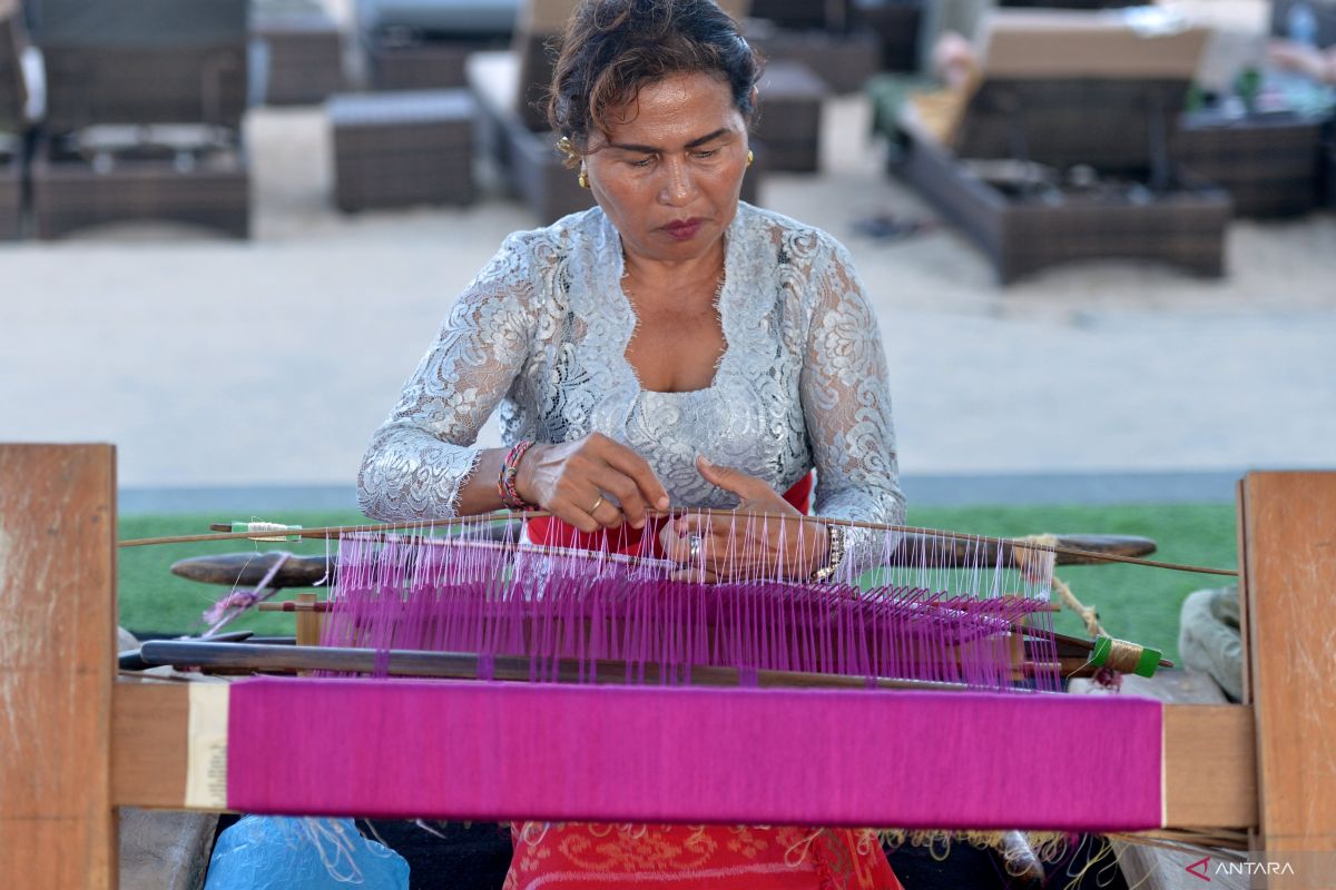 Kemenkum Bali Beri Pendampingan Perlindungan Indikasi Geografis untuk Tenun Songket Gelgel, Ini Syarat Kandungan Benang Emasnya