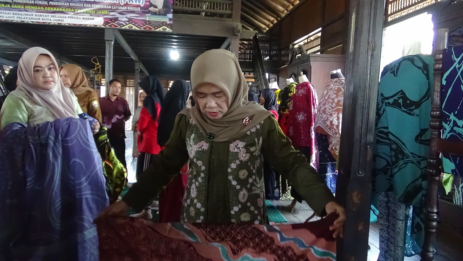 Ketua Dekranasda Jambi Hesti Haris Apresiasi 34 Peserta Pelatihan Batik Kontemporer PKW, Hasil Karya Siap Dipromosikan