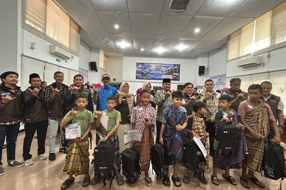 Pelindo Regional 2 Teluk Bayur Khitan Massal Gratis 150 Anak di Padang, Sekolah Dapat Tas dan Sarung