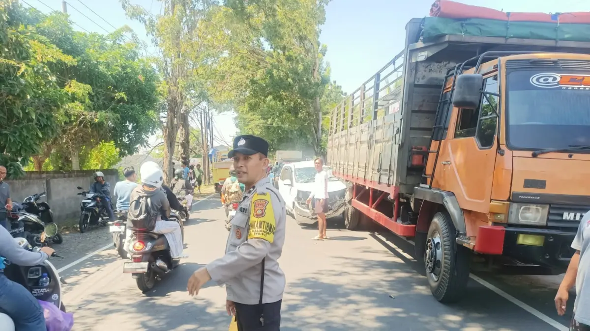 Kecelakaan di Jalur Utama Buleleng, Mobil Nyalip Tabrak Truk, Satu WNA Asal Australia Luka Ringan