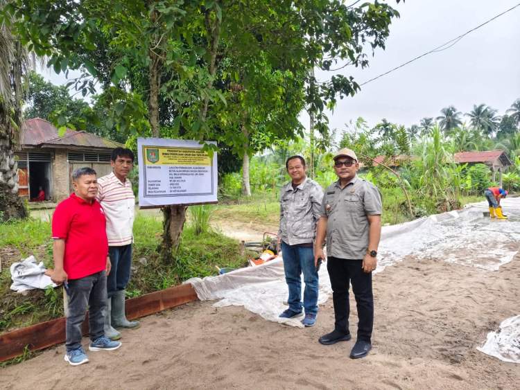 Camat Air Joman Erwin Syahputra Hasibuan Turun Langsung Awasi Pengecoran Jalan Simpang Garuda di Binjai Serbangan