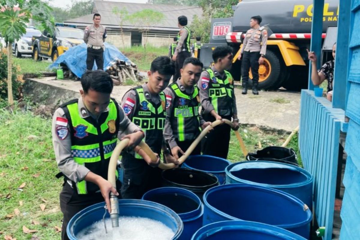 Polres Natuna Salurkan 24 Ton Air Bersih ke Tiga Wilayah, Sambut Hari Lalu Lintas ke-71