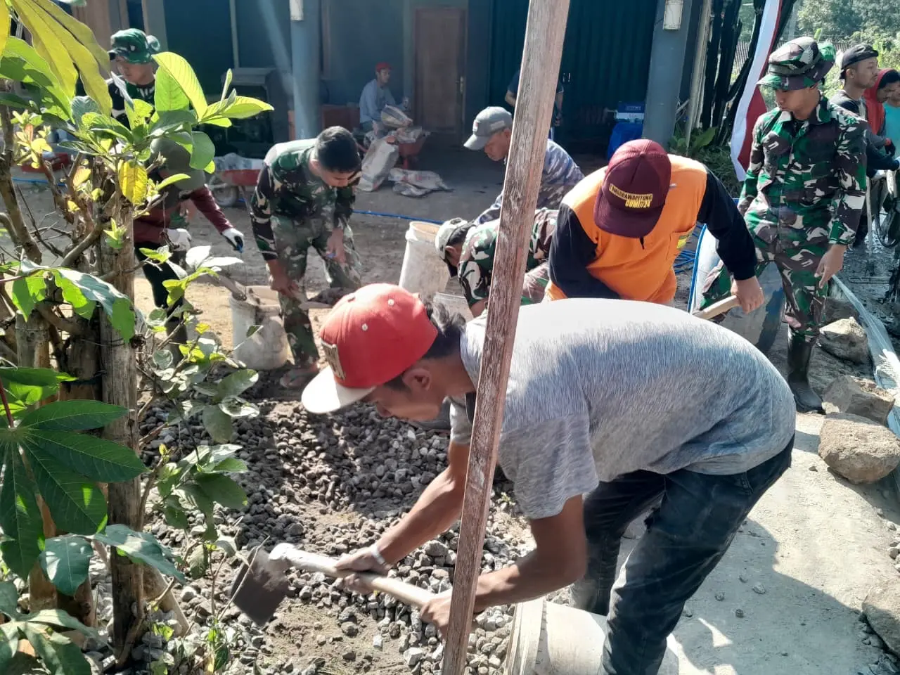 Satgas TMMD ke-129 Kodim Salatiga dan Warga Desa Cukil Rampungkan Rabat Beton Jalan, Target Tembus Sebelum Penarikan Pasukan