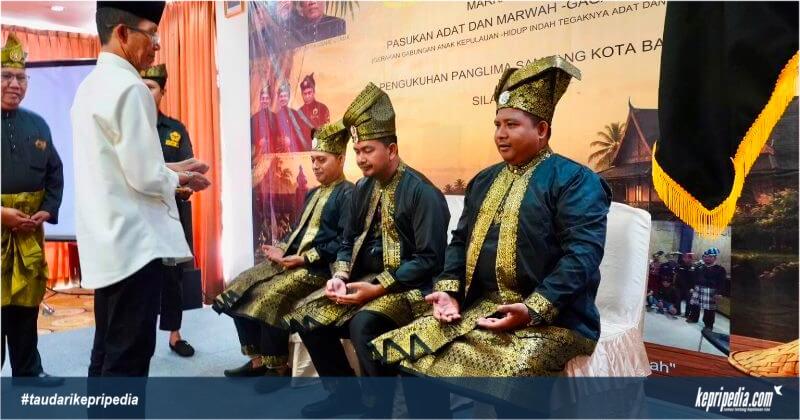 Wali Kota Batam Amsakar Achmad Lantik Panglima Sambang Gagak Hitam, Tepung Tawar Warnai Prosesi Adat di Hotel Vanilla