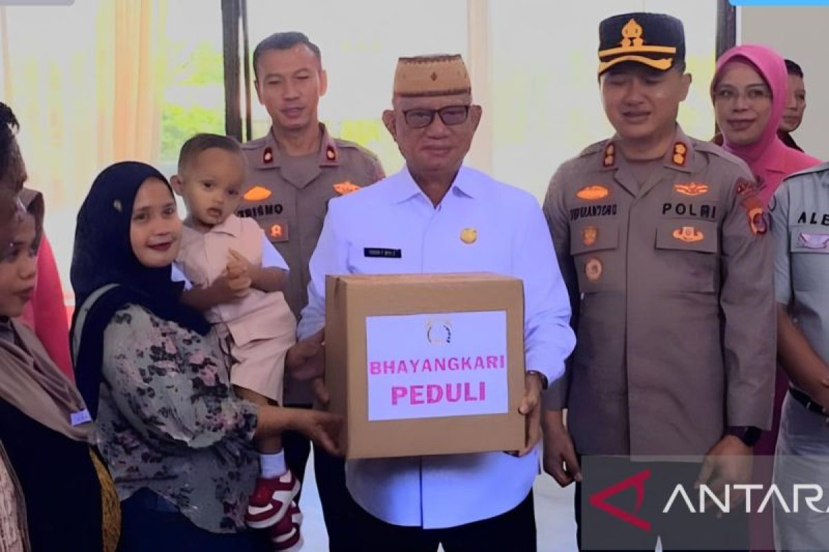 Bhayangkari dan Pemkab Bone Bolango Gelar Bakti Sosial di Desa Tamboo, 74 Warga Terima Layanan Kesehatan Gratis