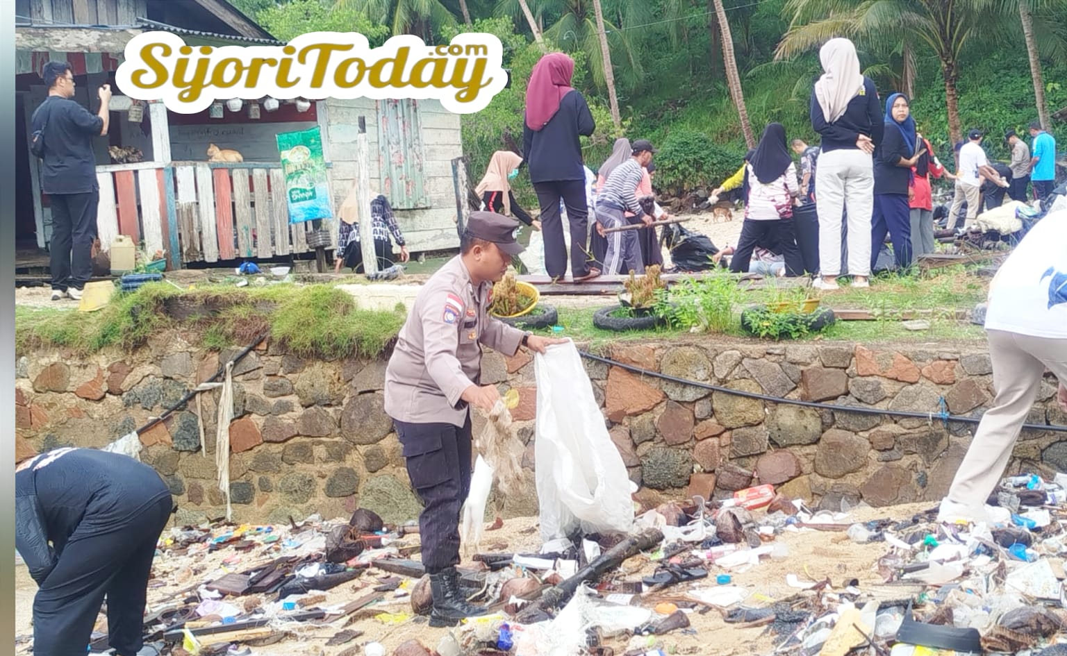 Pemdes Landak dan TNI/Polri Bersihkan Pantai Teluk Kumbik, Sinergi Jaga Kelestarian Pesisir Anambas