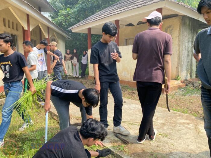 Peringati Hari Lingkungan Hidup Sedunia, Mahasiswa STISIP Banten Raya di Pandeglang Bersihkan Kampus dan Musala
