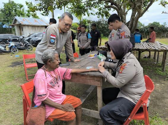 Satgas Damai Cartenz Gelar Pengobatan Gratis untuk Warga Kampung Waaf Sarmi, Anak-Anak Terima Bingkisan