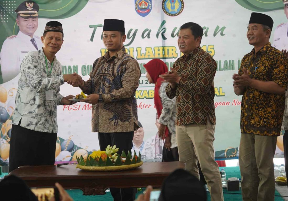 Bupati Tegal Ischak Maulana Rohman Ajak Guru Swasta Jadi Motor Penggerak Program Sadesa Satu Desa Satu Sarjana