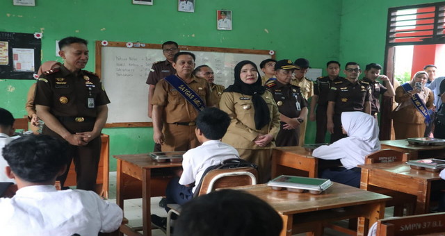 Wali Kota Eva Dwiana Dampingi Kajati Lampung Tinjau Menu Makan Bergizi Gratis di SDN 1 Way Lunik, Cicipi Langsung Makanan Siswa